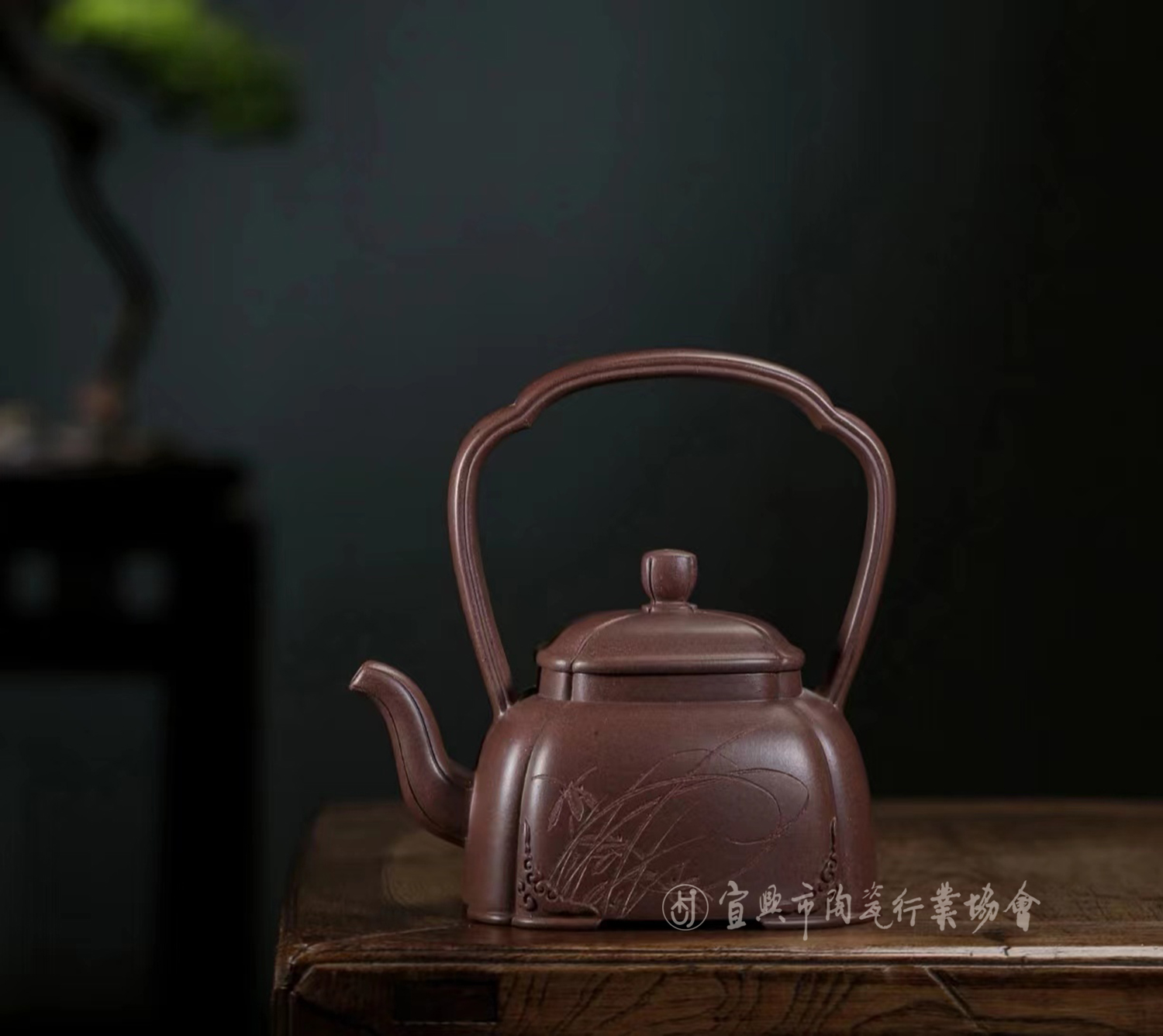 1682152878620721.jpg 锦蓝提梁壶.jpg