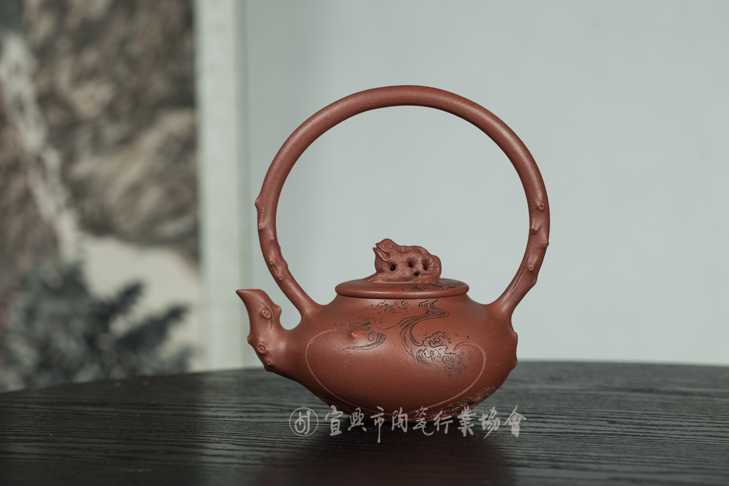 1718682212550387.jpg 3金蟾福寿提梁壶.jpg