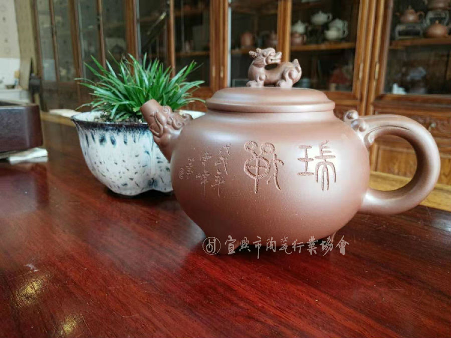 瑞兽吉祥壶.jpg
