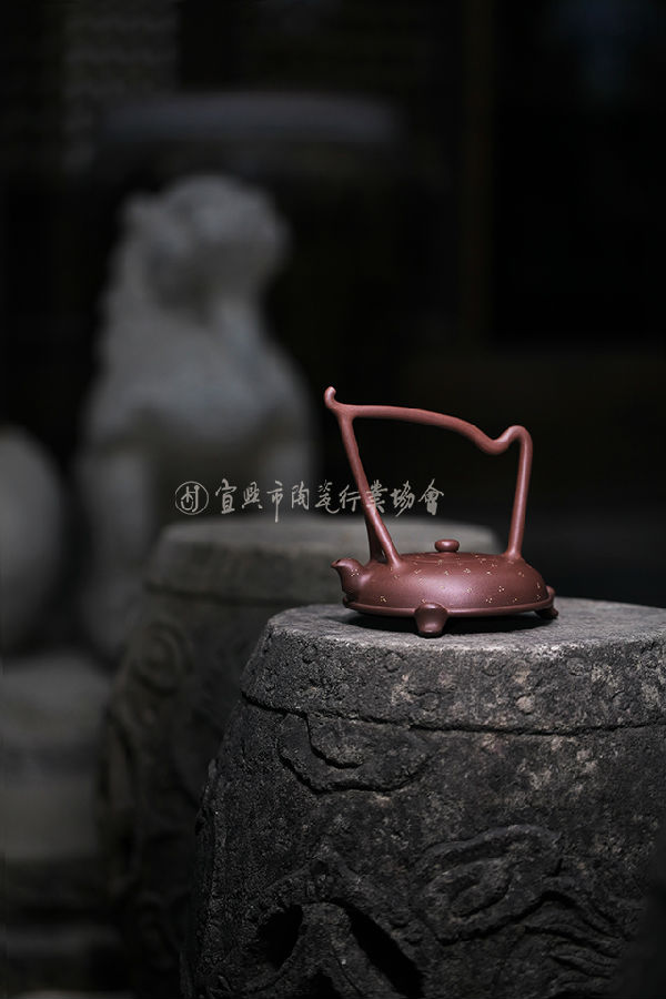 顾勤作品(茗陶提梁壶).JPG